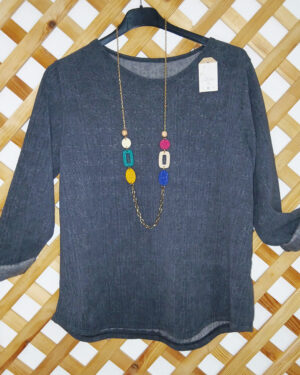 Camiseta relieve con colgante